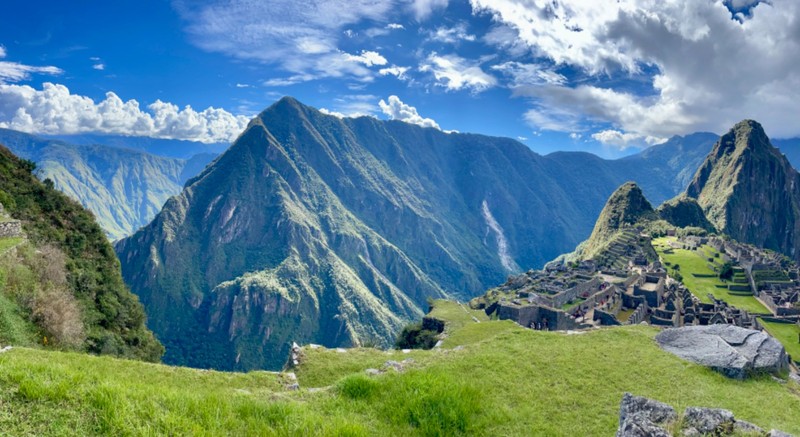 Bergpanorama von Machu Picchu aus // Panoramic vista from Machu Picchu